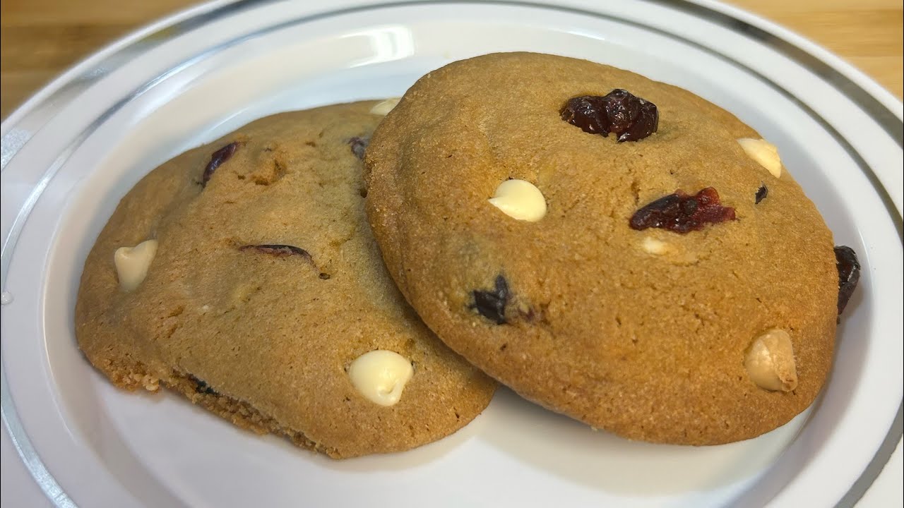 Мягкое клюквенное печенье с кусочками белого шоколада