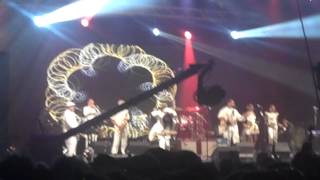 Nile Rodgers & Chic / David Bowie - Let's Dance (live @ Glastonbury Festival 2013)