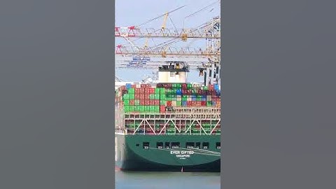 Crane Loading Containers into ship ونش تحميل الحاويات