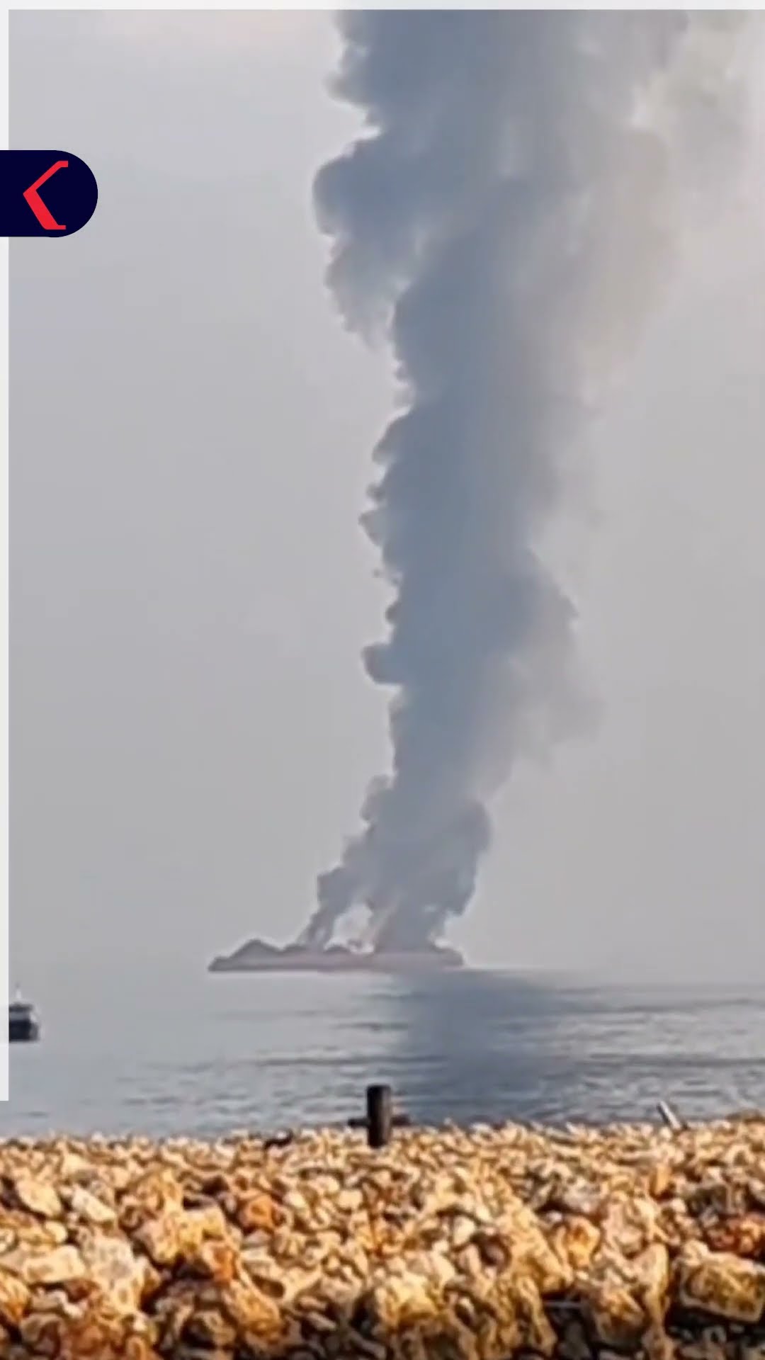 KAPAL TANKER MT RONGGOLAWE MELEDAK DI PERAIRAN LAMONGAN