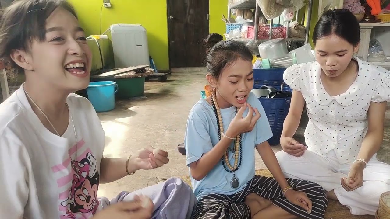 อบรมลูกในพาข้าวโบราญเพิ่นพาทำ น้องธิดาลาว พี่ปราถนา พี่ไอซ์