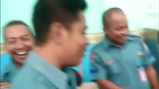 NGAKAK HABIS, TENTARA DAN POLISI KOK TAKUT JARUM SUNTIK...