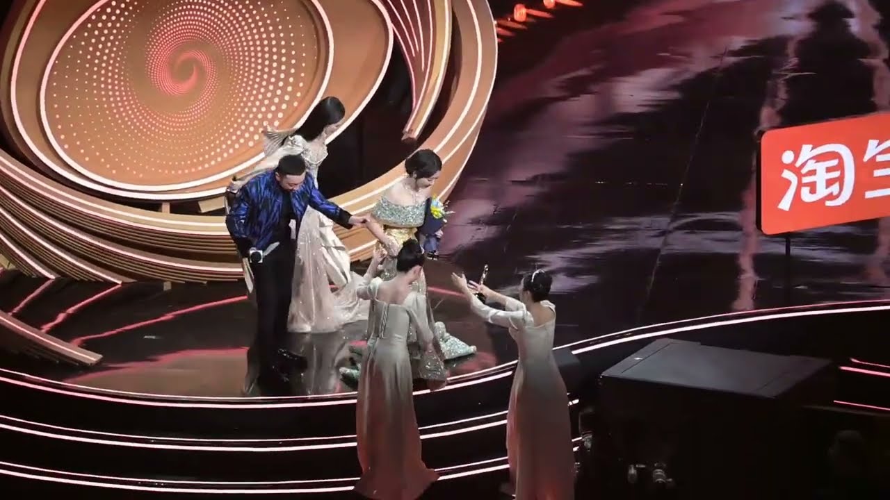 [ Fancam]Congratulations to Yang Zi on winning Weibo's Most Popular Actress of the Year award