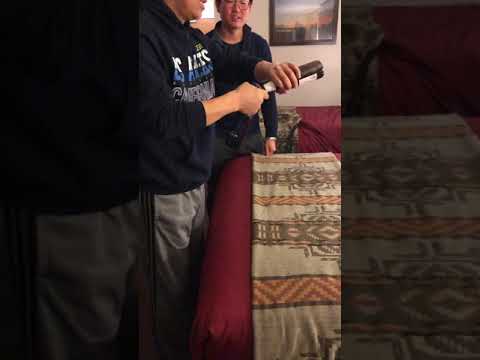 open a beer bottle with other bottle 1 - 맥주병으로 맥주병따기 1