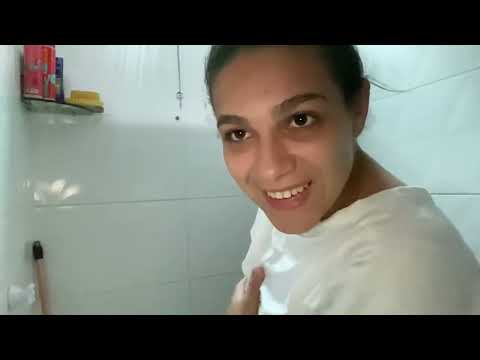 Leila TV - Tomando um banho camisa branca