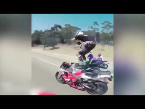 Trafikte Dans Eden Çılgın Motorcular
