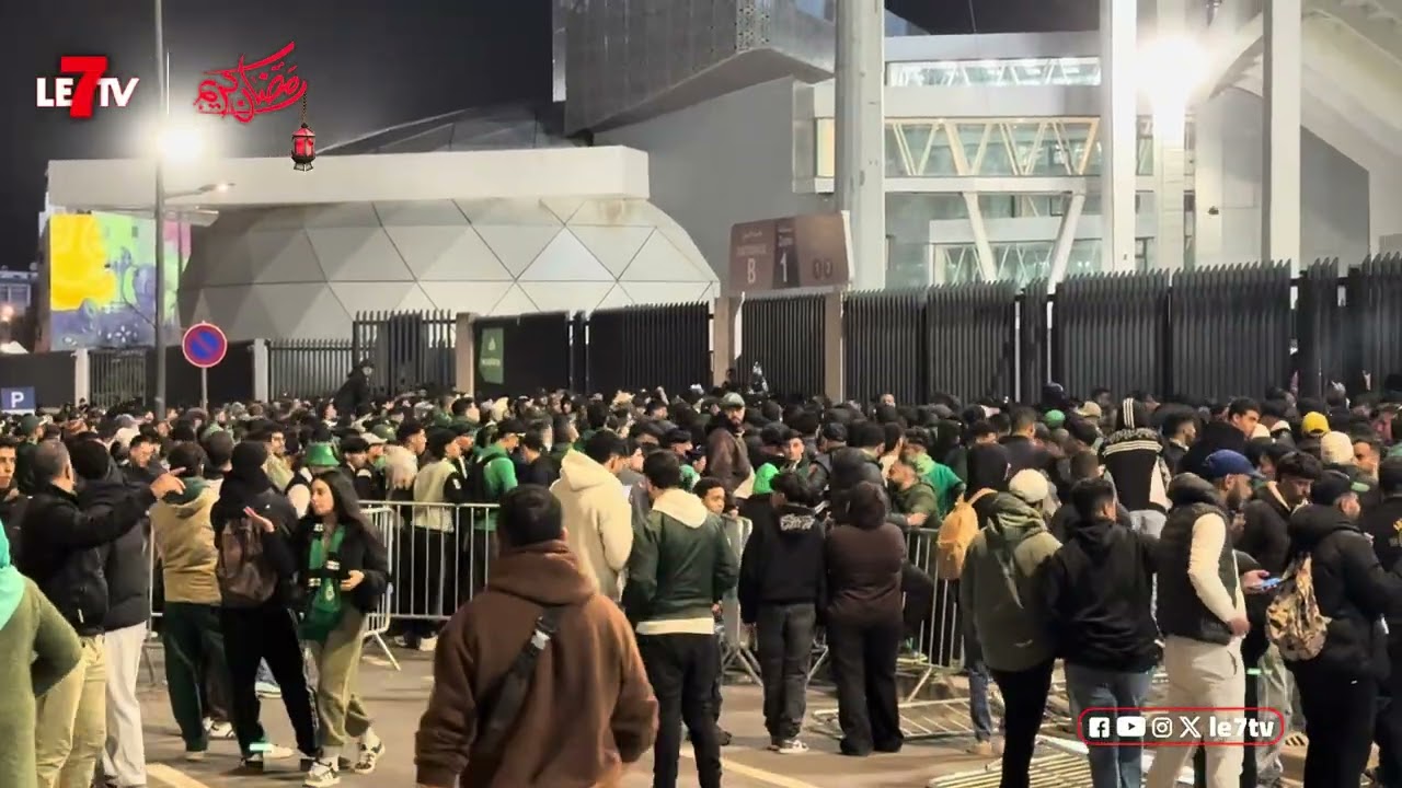 دونور مملوء عن آخره والمسؤولين سدو البيبان ... جماهير الرجاء تنتظر أمام الملعب قبل انطلاق لقاء آسفي