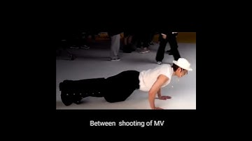 BTS V is doing PUSH-UPs #bts #youtubefeed #taehyung