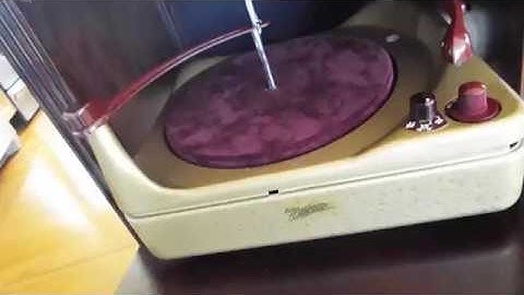 1950   Zenith Cobramatic record player and console playing a 78 RPM record