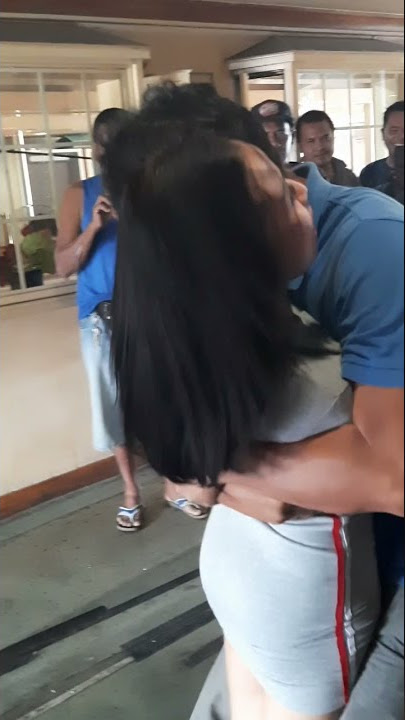 Biduan di peluk dan di cium