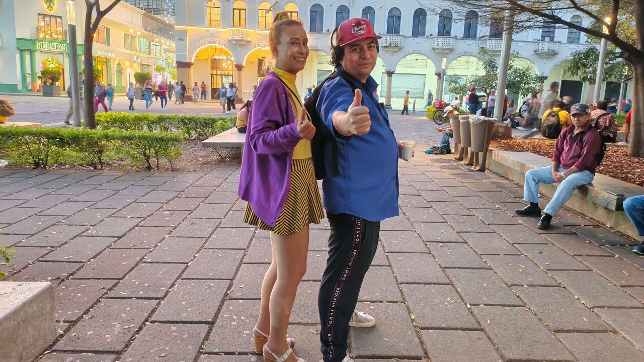 💣💯 repartiendo café y pan alos ancianitos en el parque libertad 🗽🥰🇸🇻