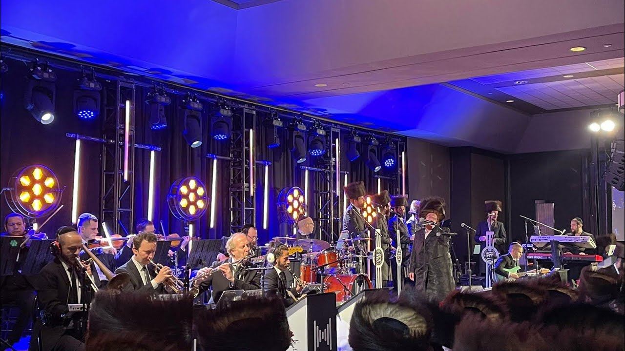 Beautiful stage set with Mendy Band ft. Gershi Uri and The Shira Choir | Bonei Olam 2022