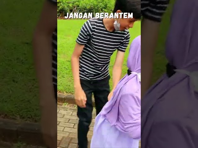 Kalo Kamu Pilih Duduk Didepan Atau Berdiri Dibelakang? class=