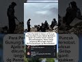 para pendaki ini adzan di atas puncak gunung ketika ada awan gelap, tiba2 diganti dg pemandangan ind