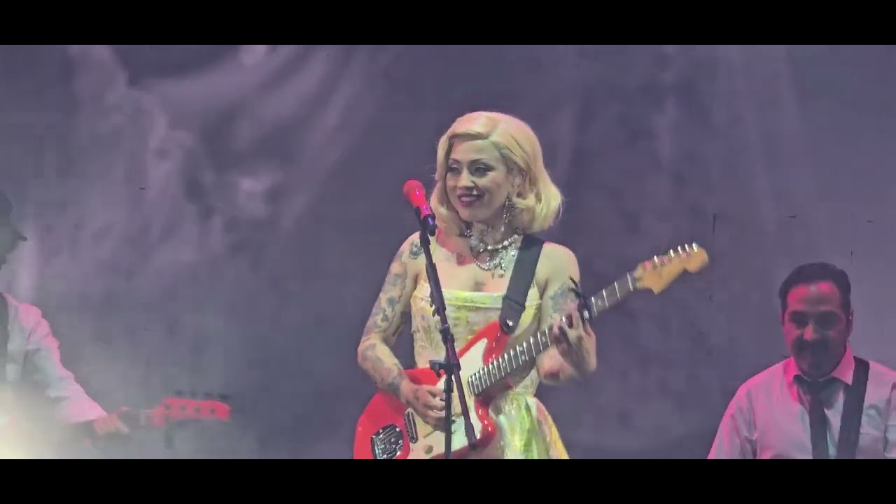 Mon Laferte - Femme Fatale Tour 2026 - Carnaval de La Paz - 08 - Amor Completo