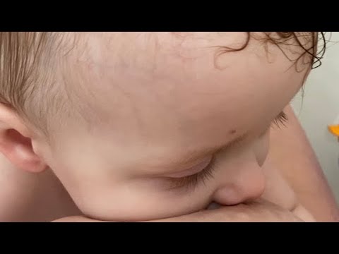 Breastfeeding Life: Bath Birthday Song with Balloons