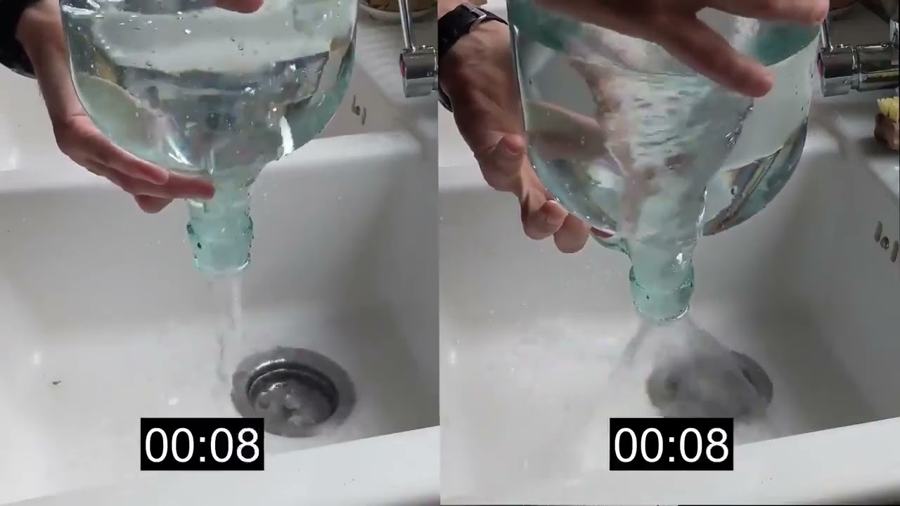 Вода вытекла из ванной. Вода льется из бутылки. Как быстро вылить воду из бутылки. Вода выливается из бутылки. Как вылить жижу.