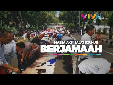 Momen Salat Zuhur Berjamaah Massa PA 212 di Dekat Gedung MK