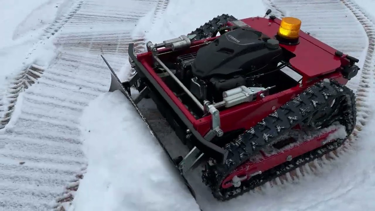 Sekačka na dálkové ovládani s radlici na sníh