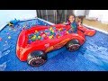 Piscina de Bolinhas Mcqueen do Carros Dentro da Piscina - Crianças Brincando - Paulinho e Toquinho