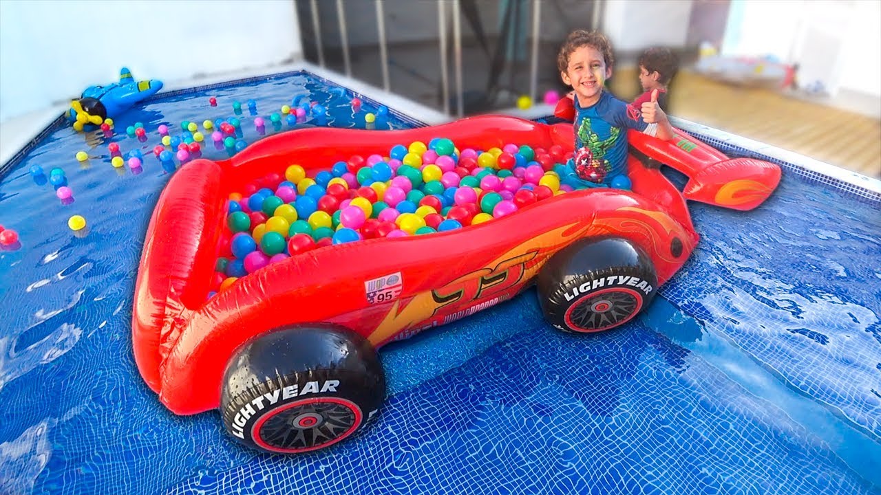 PAULINHO E TOQUINHO na PISCINA de BOLINHAS do CARROS DENTRO da PISCINA - Vídeo Infantil