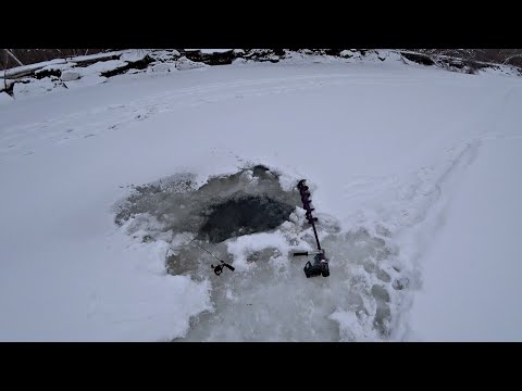 ПРОВАЛИЛСЯ ПОД ЛЁД НА РЕКЕ! Рыбалка на опасной реке превратилась в выживание!