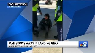 Stowaway found hidden in landing gear of a plane at Miami International Resimi