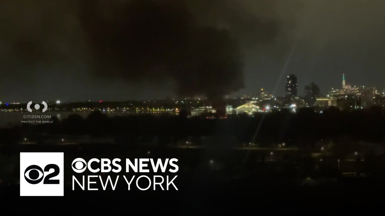 25 cars burned during fire in Brooklyn impound lot - YouTube