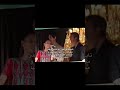 تايهيونغ يقول للرئيسه اوقفي معنا قدام وهي استلطفته و مسحت على كتفه ومسك لها المايك وهي تتكلم 