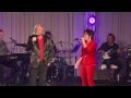 Kelly Lang & Barry Gibb sing "Islands In The Stream"