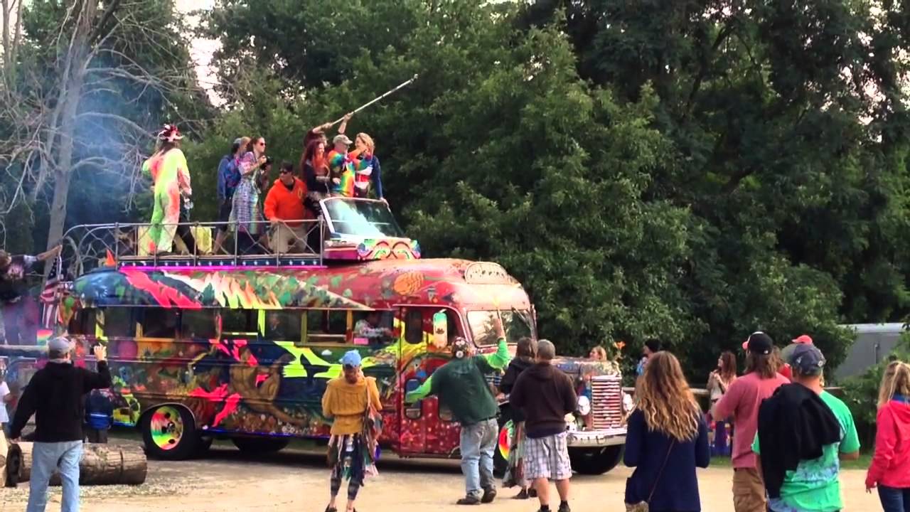 Further bus pulling into Nelson Ledges Quarry Park
