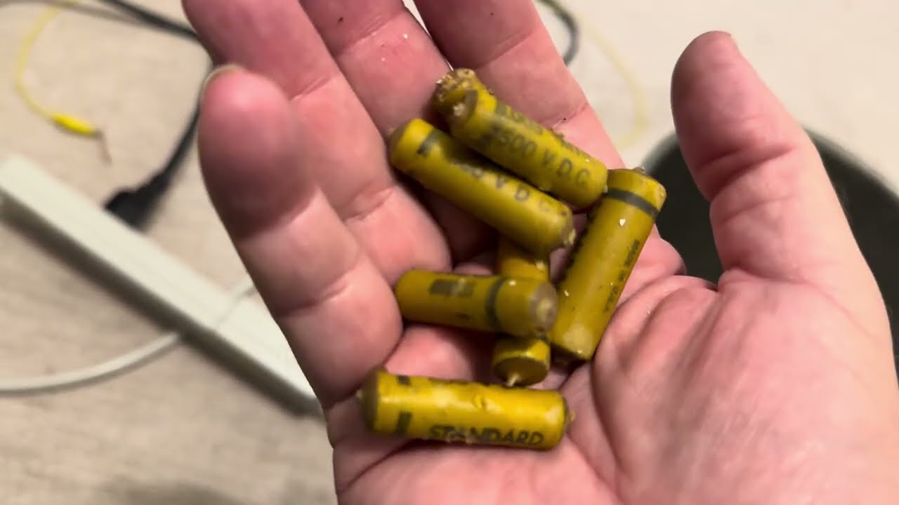 Настольный радиоприемник Hallicrafters S-38D возродился из пепла eBay. Заменил 6 бумажных конденс...