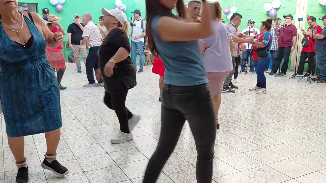 Miren que lindo baila andreita como lo mueve bien sexi