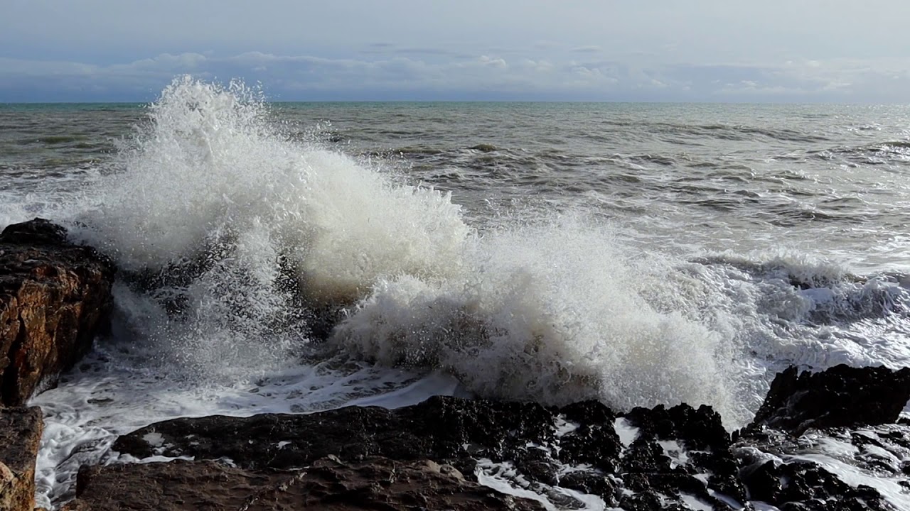 OLAS del MAR rompiendo en las rocas - RELAX (SLOW TV)