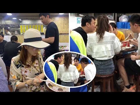 偶遇王思聪游澳门，陪21岁新女友吃路边摊，国民老公太接地气了