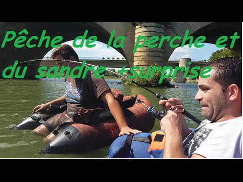 La lanterne pour la pêche sur le harpon par les mains