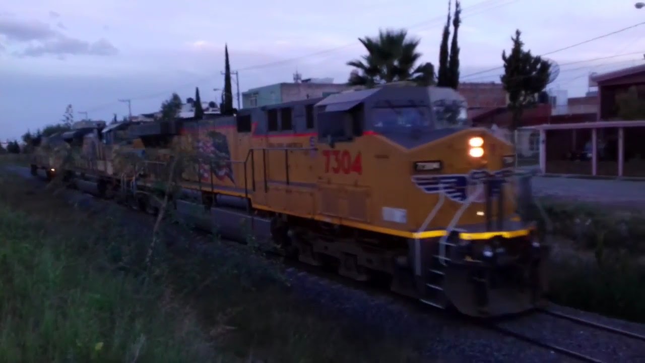 3 UP. C6044AC, SD70ACe y una SD70M de UP.