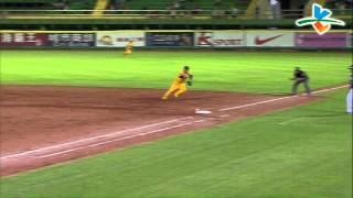 20131003 CPBL 犀牛VS象 5上 球剛好打到壘包 恰恰沒有處理的機會啊!
