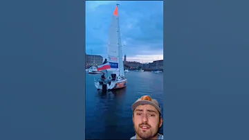 The Smallest Boat To Sail Around The World Sailboatlife Sailing Sailboat Sailor Boat 
