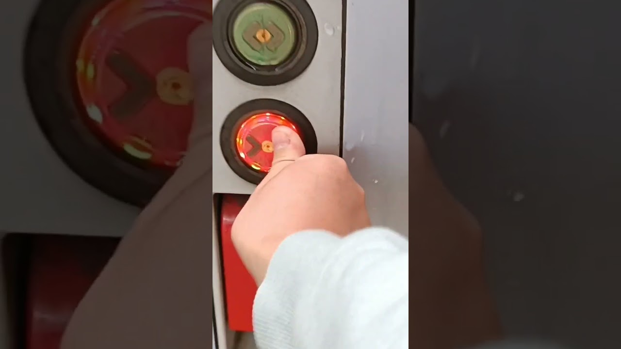 Zamykanie drzwi w wagonie 168A