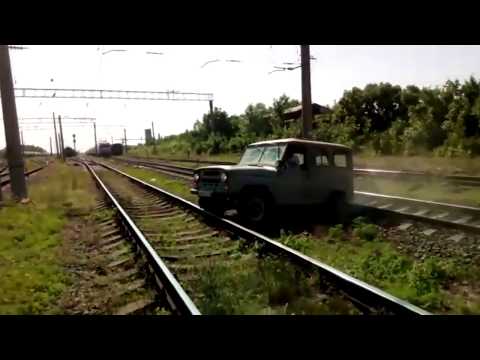 Пассажирский поезд сбивает УАЗ