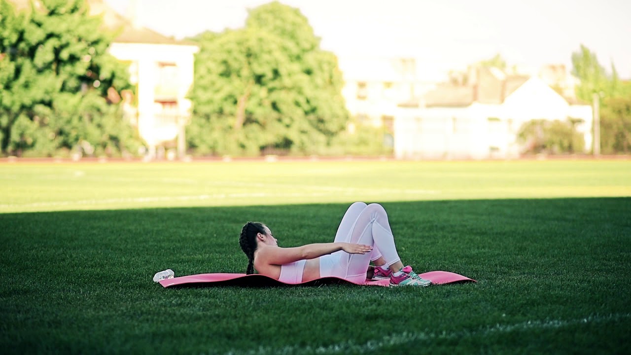 Касания руками пяток лежа