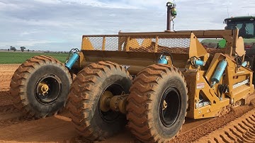 TOOMEY 4500C Scraper grading off in soft sand.