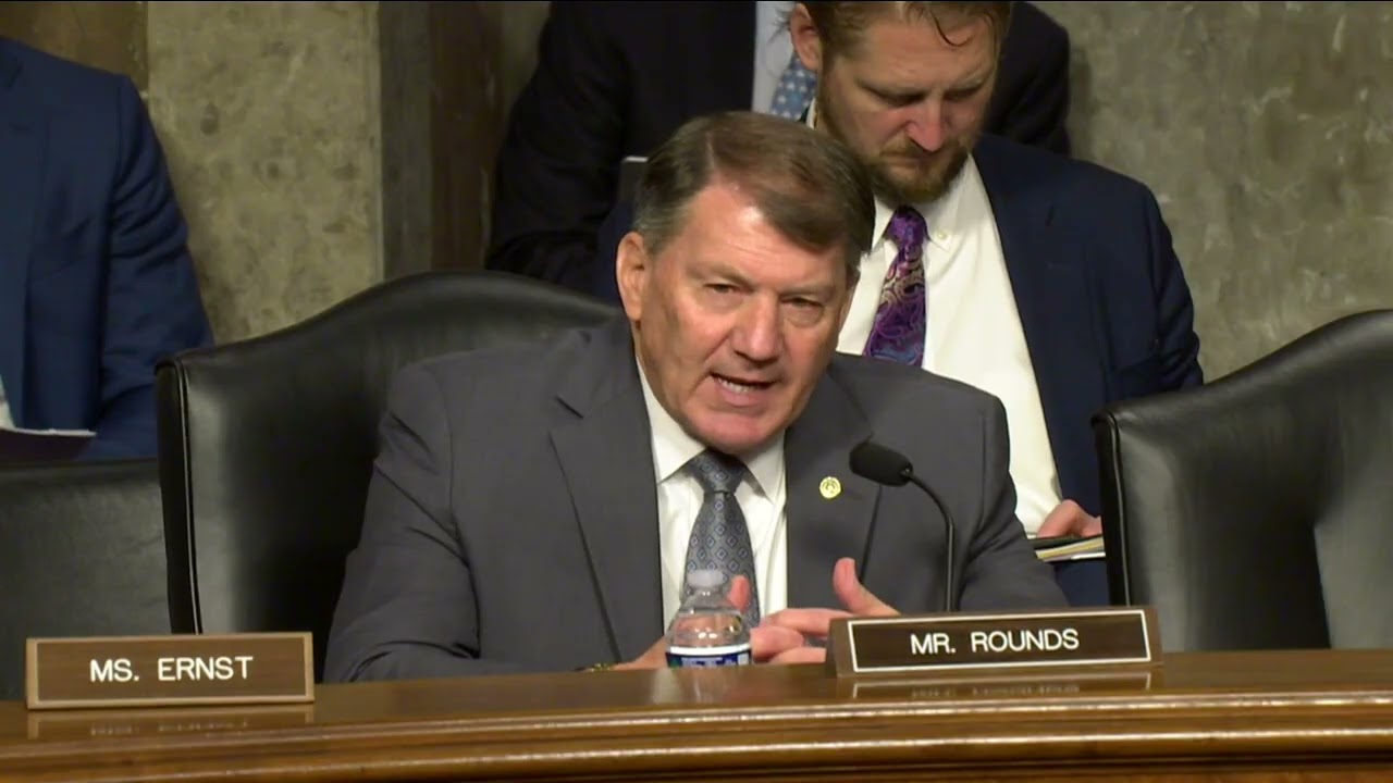 Опрос свидетелей на слушаниях в комитете Сената по вооруженным силам