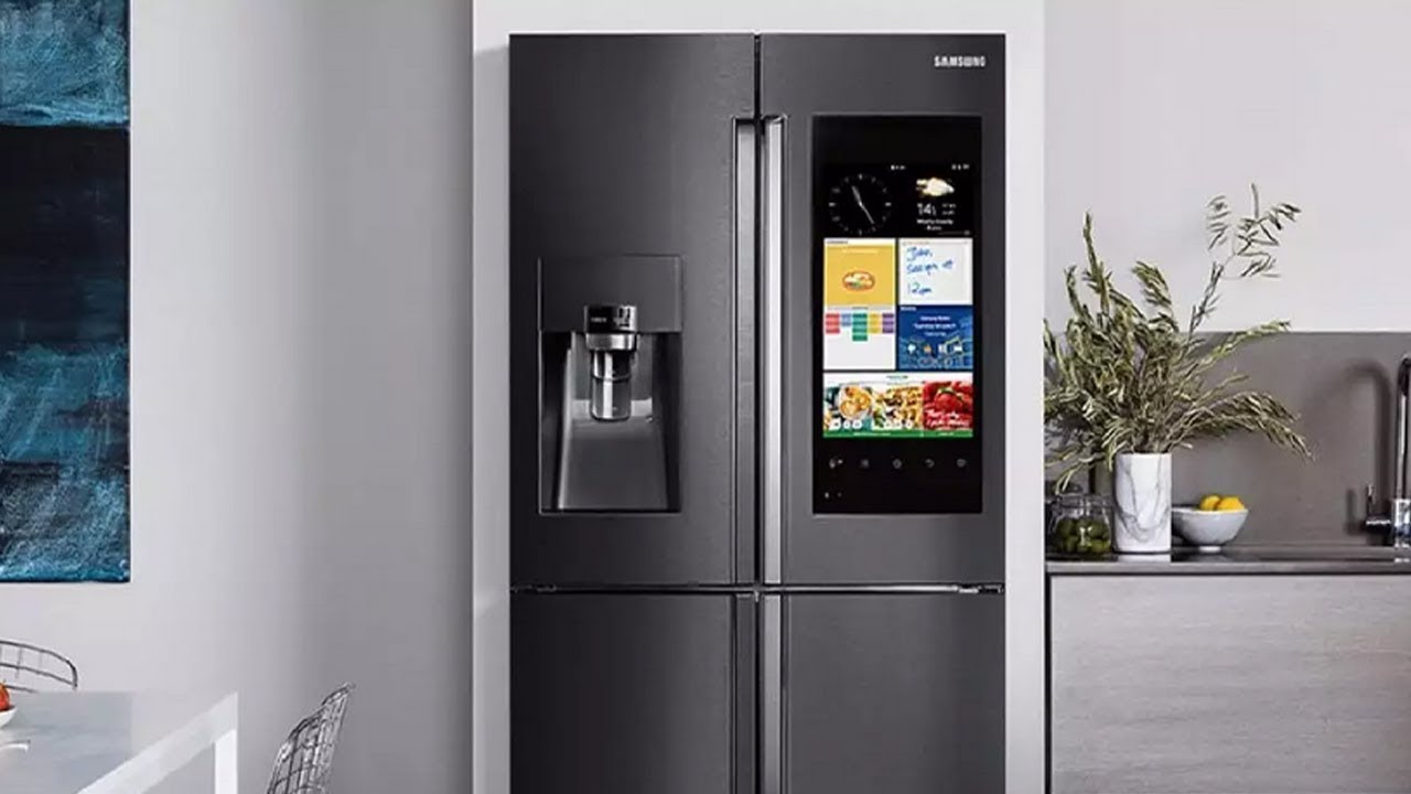 Какой холодильник лучше купить в 2024. Умный холодильник самсунг. Samsung Refrigerator 2021. Холодильник с экраном. LG Smart холодильник.