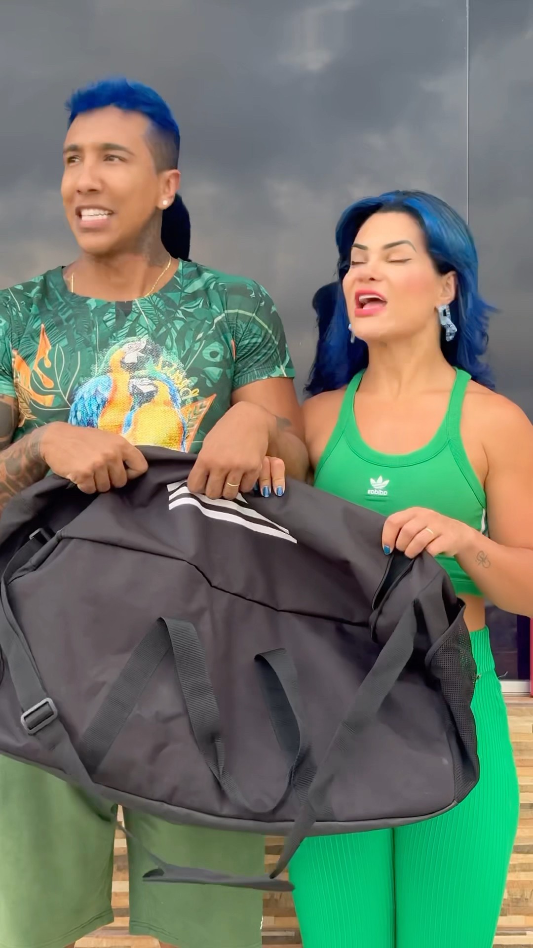 Vamos fazer o maior vídeo do mundo, quem topa?@mayca.brasil #funnymemes #funny #apollosant #short