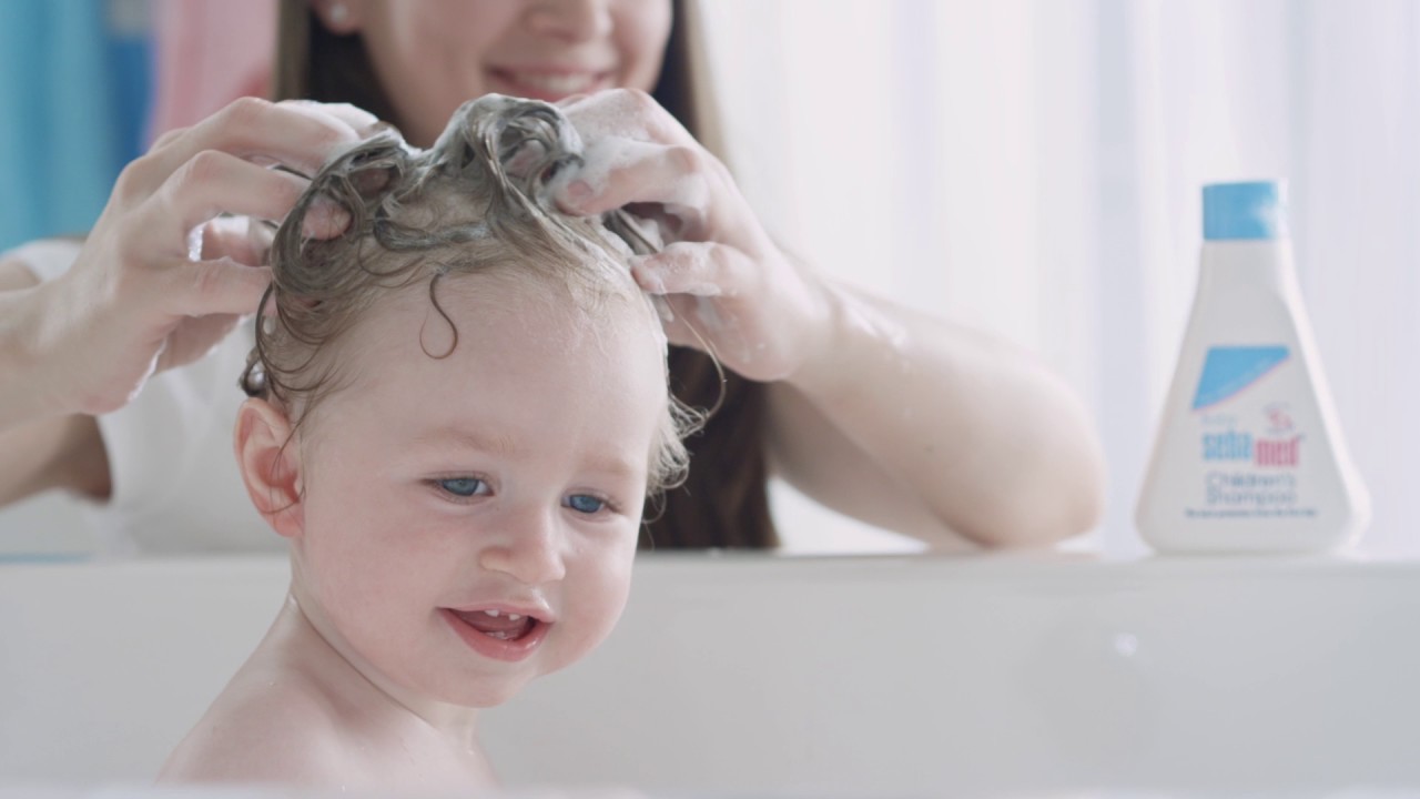 Уход за волосами ребенка. Мытье головы детям. Волосы для детей. Ребенок моет голову. Ребенку для мыться голову.