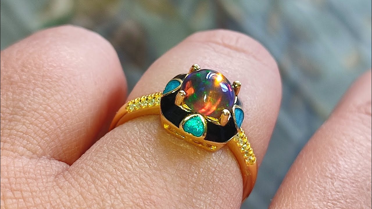 Романтичное кольцо с космическим, черным опалом кб 7мм 1,02ct, цена 5100₽