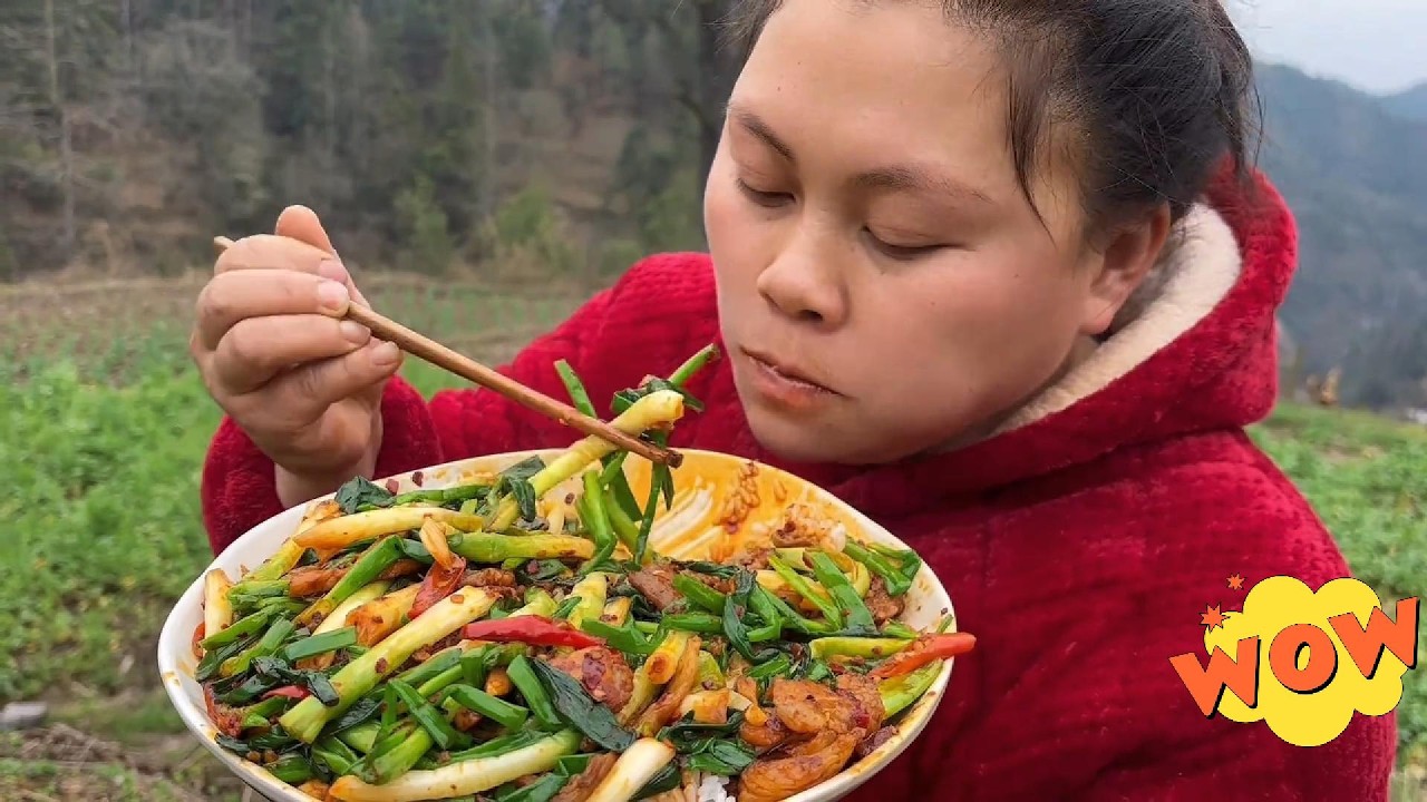 Девушка из деревни готовит лёгкое блюдо из зелёного лука в мирной китайской сельской местности.