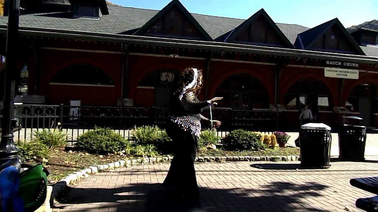 Twinfinity Twin leviwanding  Street Performing